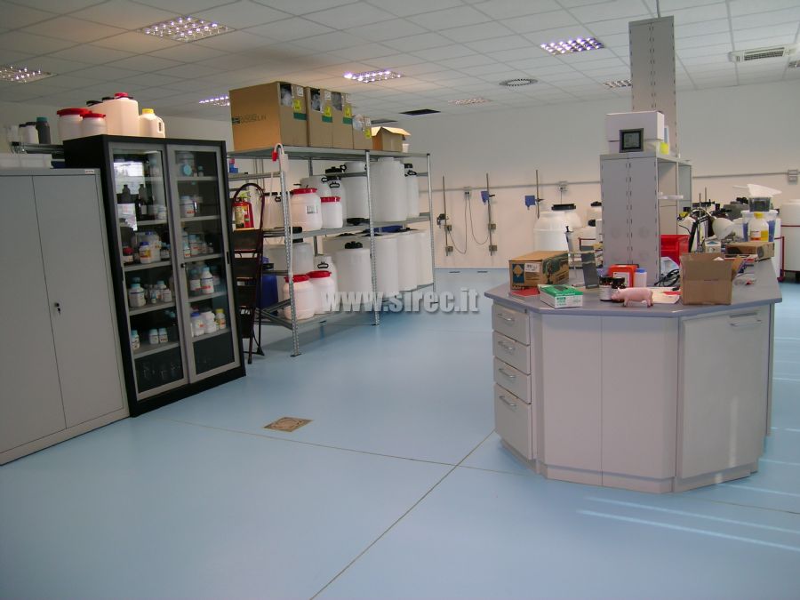 Self-leveling epoxy floor