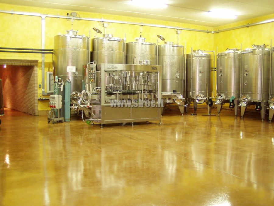 Winery floor with transparent finishing