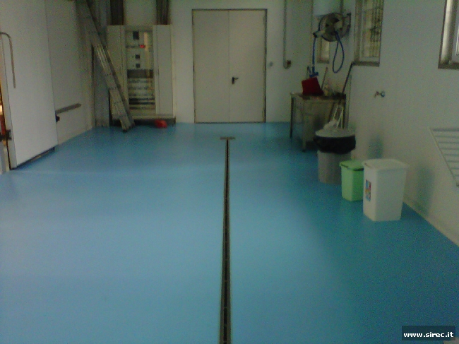 Industrial epoxy resin floor with drainage system for water drainage